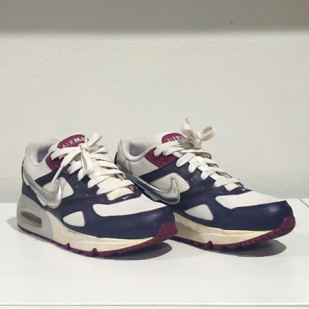 Nike Women’s Air Max Low-Top Sneakers in White, Navy & Maroon